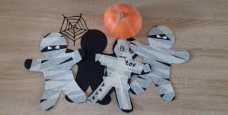 On fabrique des momies pour Halloween